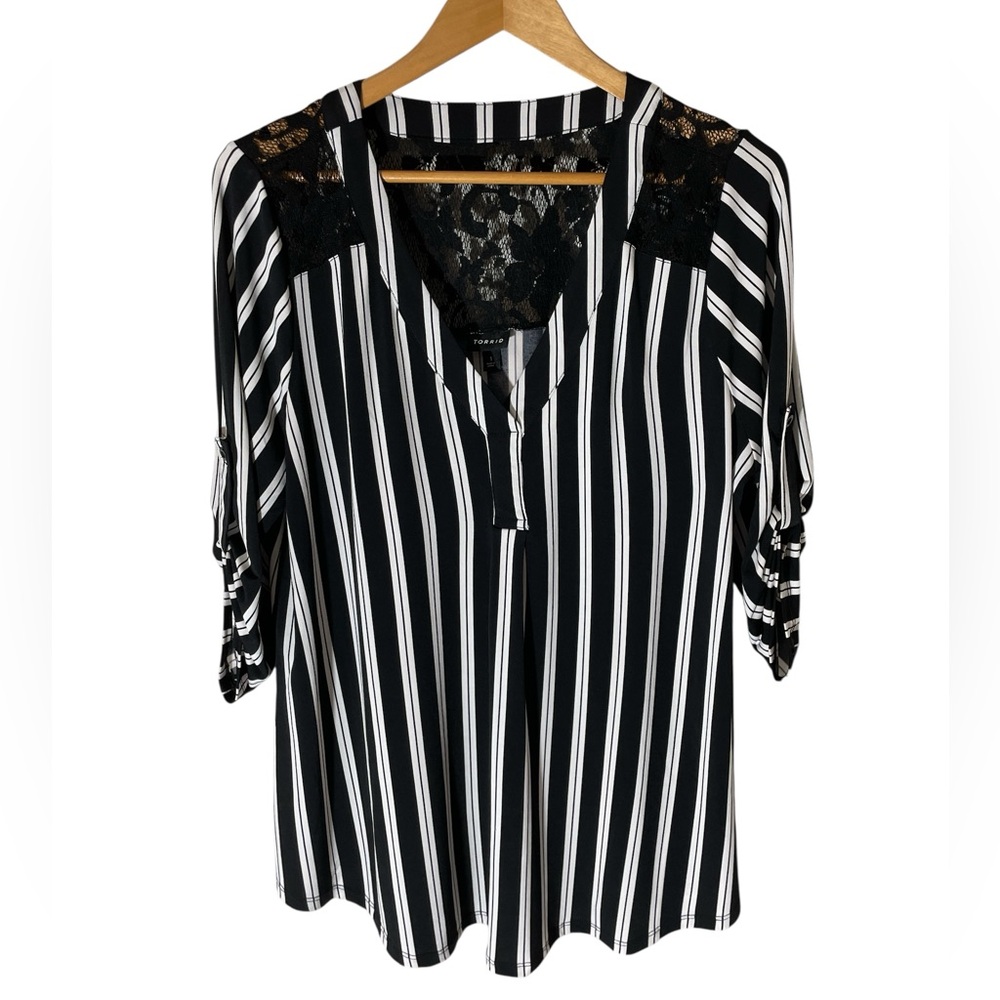 C6- Torrid Black and White Buttoned Blouse with Mandarin Collar - Womens 1X